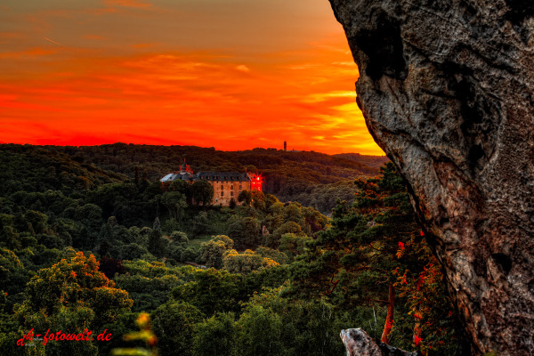 Blick vom Großvatterfelsen auf das Schloss Blankenburg im Sonnenuntergang