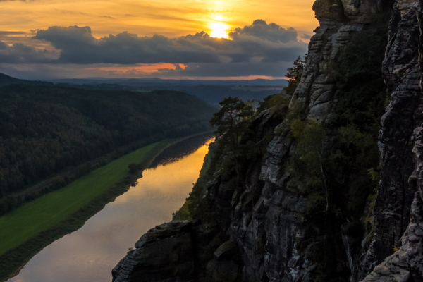 Nationalpark sächsische Schweiz Elbsandsteingebirge Bastei im Sonnenuntergang