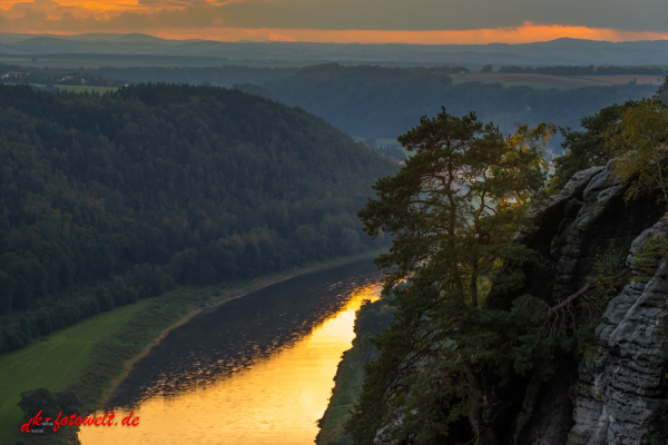 Nationalpark sächsische Schweiz Elbsandsteingebirge Bastei im Sonnenuntergang