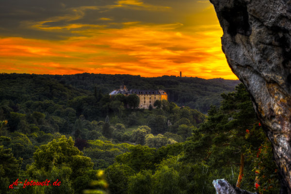 Blick vom Großvatterfelsen auf das Schloss Blankenburg im Sonnenuntergang