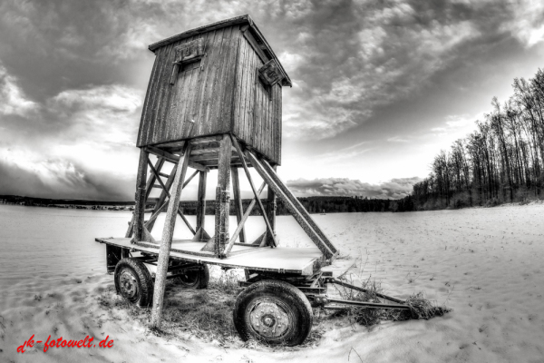 fahrbarer Hochsitz im Winter