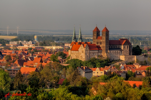 Blick auf das Schloss und die Stiftskirche von Quedlinburg