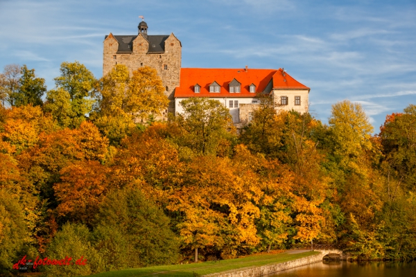 Schlosspark mit dem Schloss Ballenstedt im Herbst