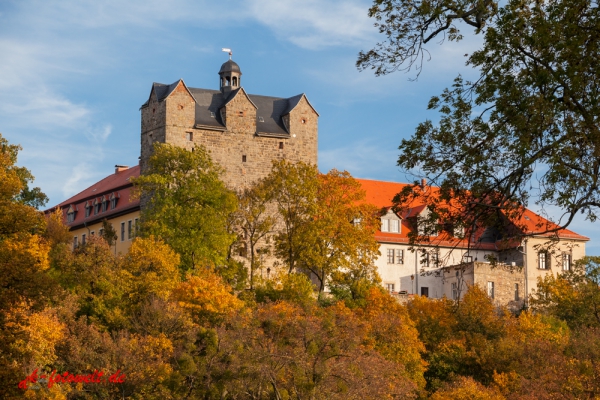 Schlosspark mit dem Schloss Ballenstedt im Herbst