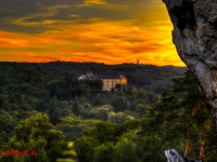 Blick vom Großvatterfelsen auf das Schloss Blankenburg im Sonnenuntergang