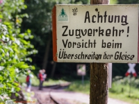 Achtung Zugverkehr Vorsicht beim Überschreiten der Gleise