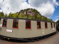 Blick über die Schmalspurbahn zum Berg des Kloster Oybin