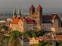 Blick auf das Schloss und die Stiftskirche von Quedlinburg