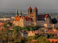 Blick auf das Schloss und die Stiftskirche von Quedlinburg