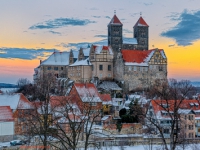 Das Quedlinburger Schloss und Stiftskirche im Winter beim Sonnenuntergang