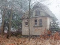 Haus im nebligen Wald stehend