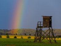 Hochsitz mit Regenbogen