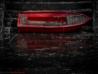 altes rotes Ruderboot mit Lichtstimmung