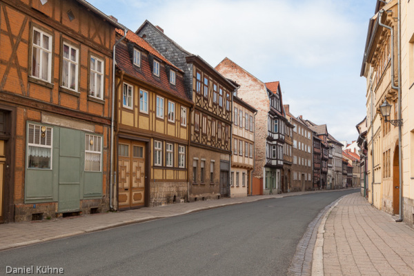 Straße mit Fachwerkhäusern in Quedlinburg