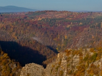 Blick in das Bodetal vom Hexentanzplatz mit herbstlicher laubfärbung