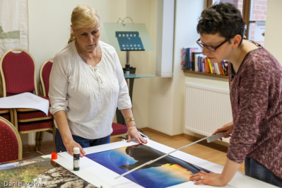 Aufbau der Fotoausstellung Thema Teufelsmauer in der KVHS Harz Quedlinburg