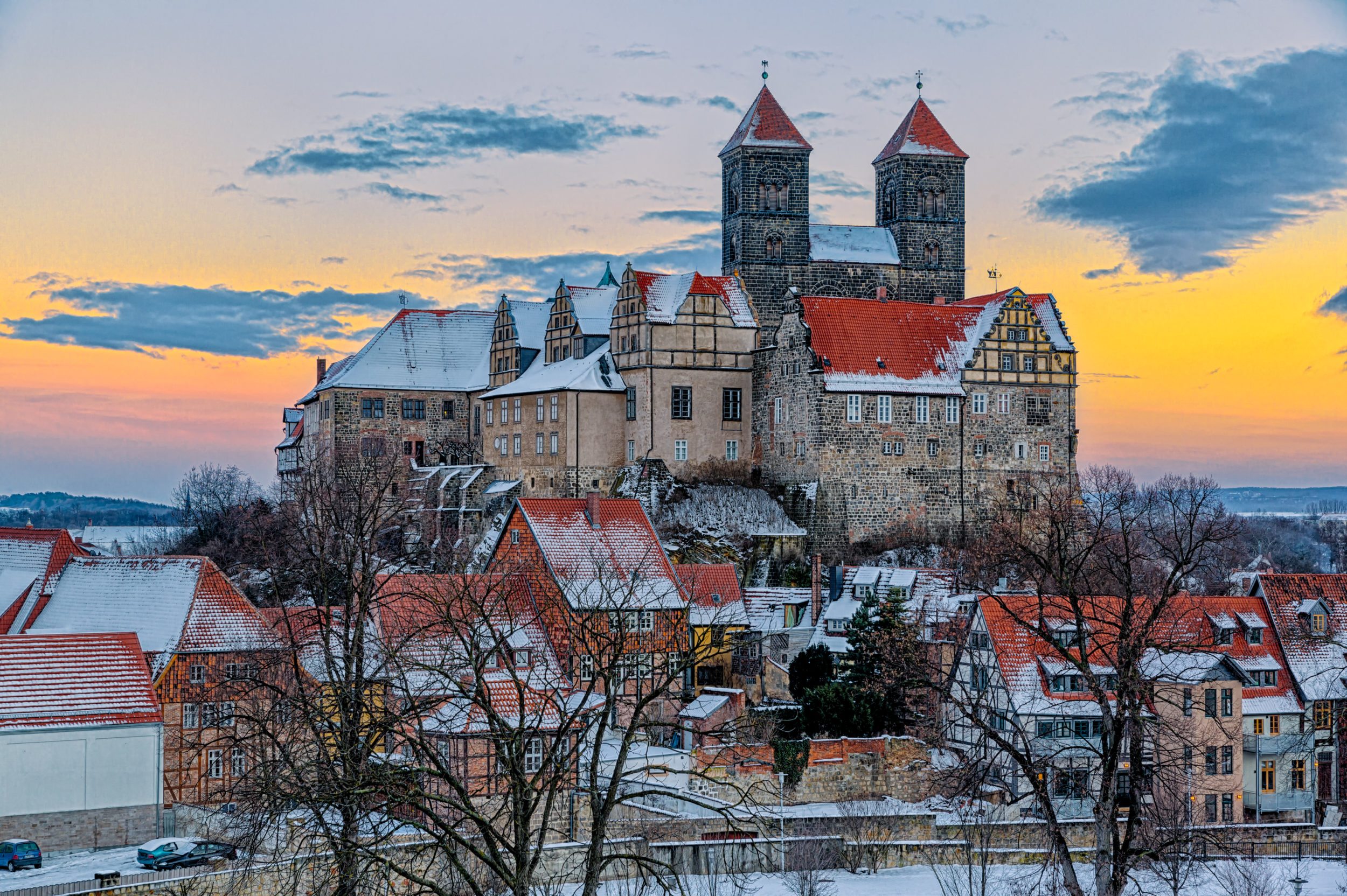 Das Quedlinburger Schloss und Stiftskirche im Winter beim