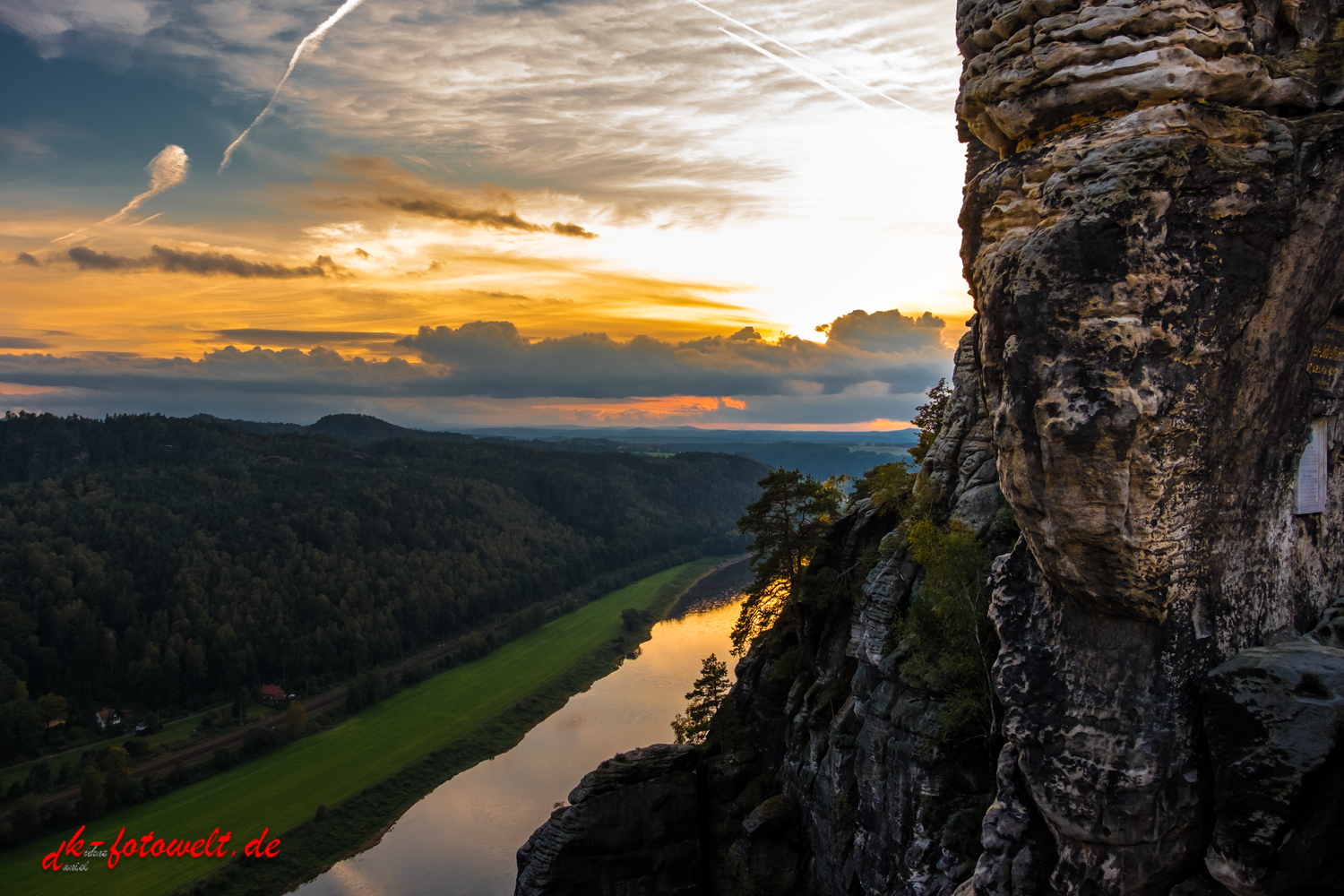 Nationalpark sächsische Schweiz Elbsandsteingebirge Bastei im Sonnenuntergang